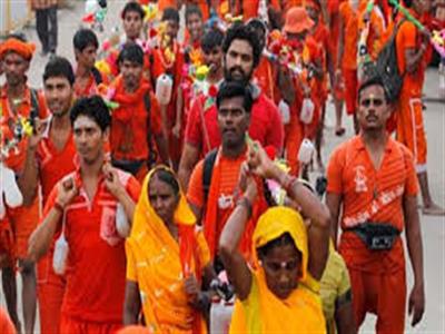 कावड़ लेने जाने वाले लोग